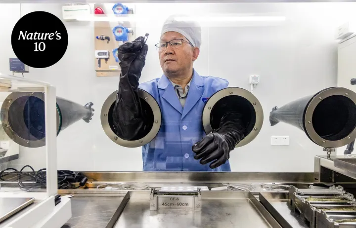 来自月球背面的第一批岩石就在这位地质学家的手中